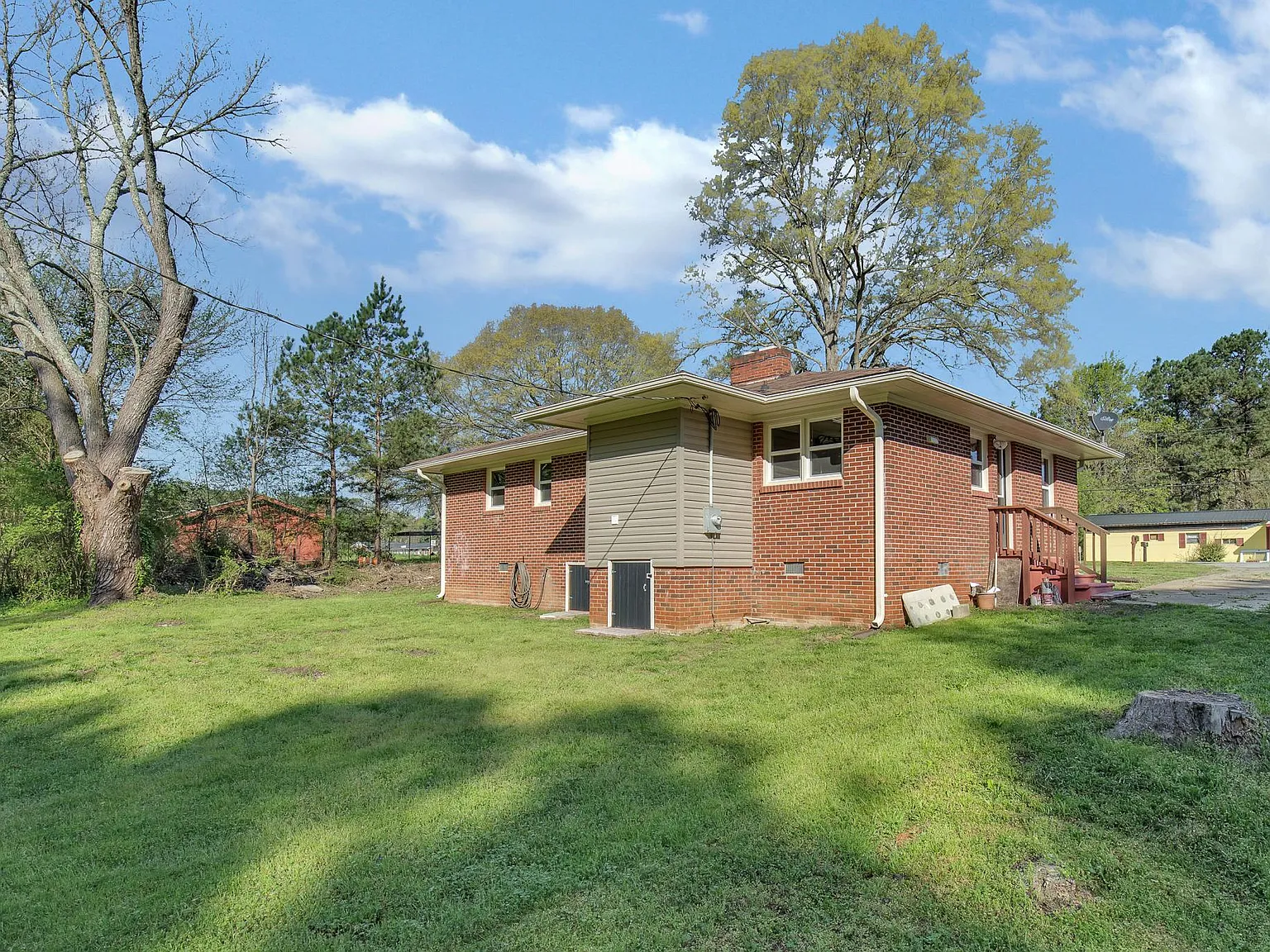 3 bed, 1.5 bath, 1221 sqft, $1,575 — Photo 3