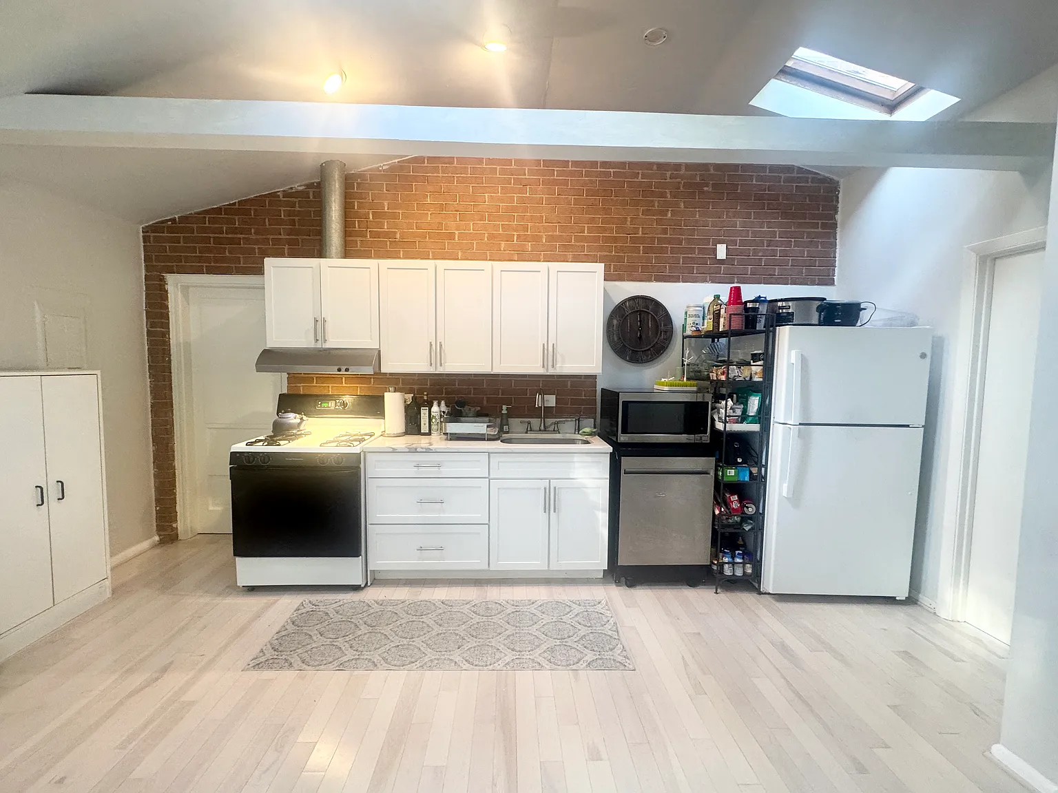 1 bed, 700 sqft, $1,800 — Photo 2