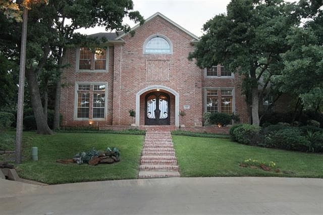 1st image of 816 Woodhaven Dr