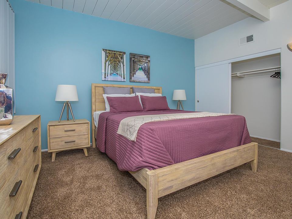 Palms- 2 bed, 1.5 bath Primary Bedroom