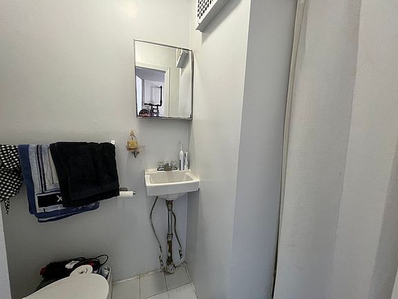 5th image of 211 E 5th St APT 17