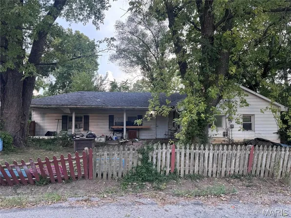 94 Bethesda Dr, Belleville, IL 62223