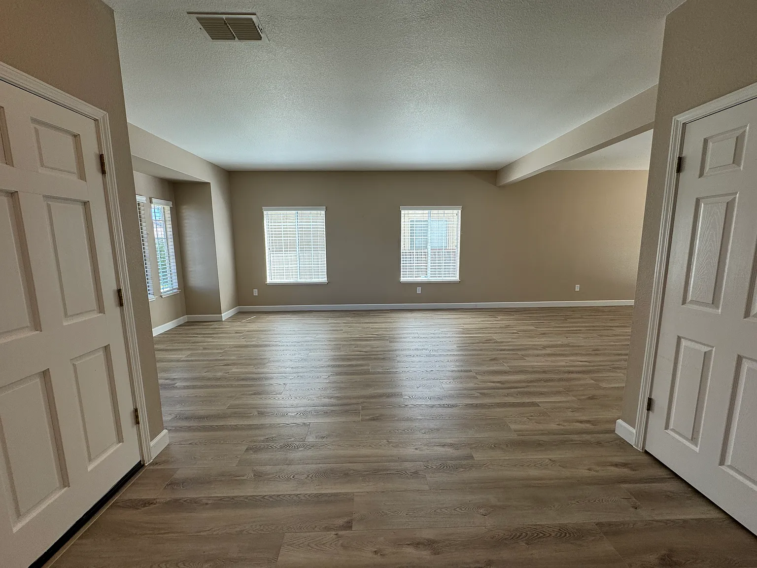 5 bed, 2811 sqft, $3,895 — Photo 4