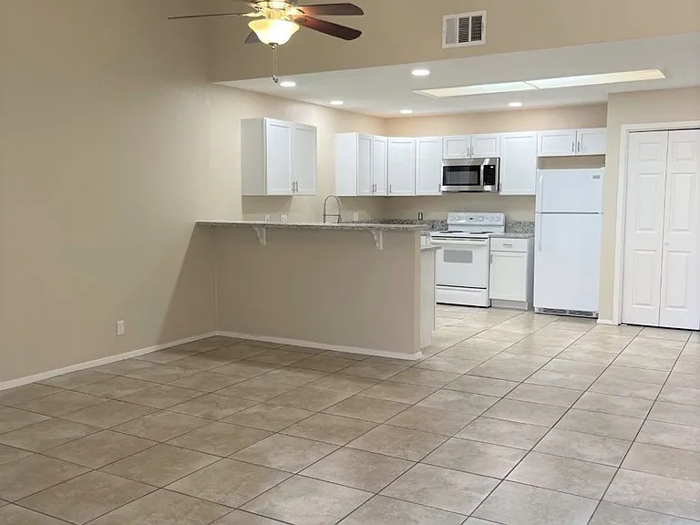 117 N Glenwood Dr #D — Photo 2