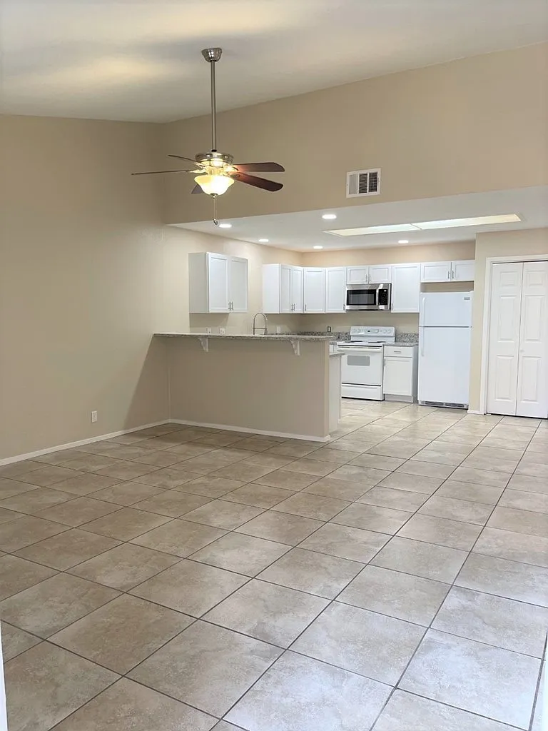 Building Photo - 119 N Glenwood Dr #D