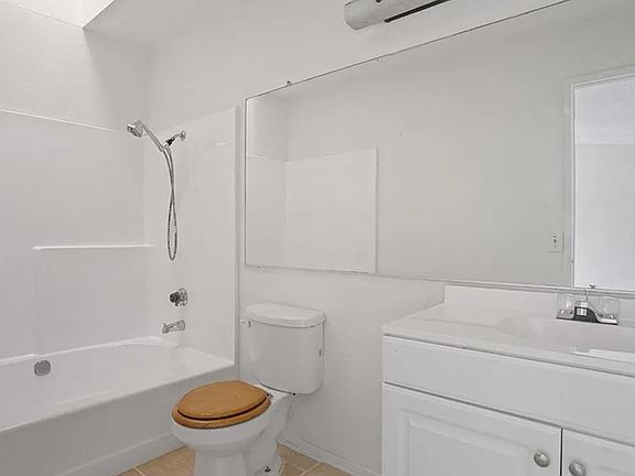 4th image of 23850 Suncrest Ave