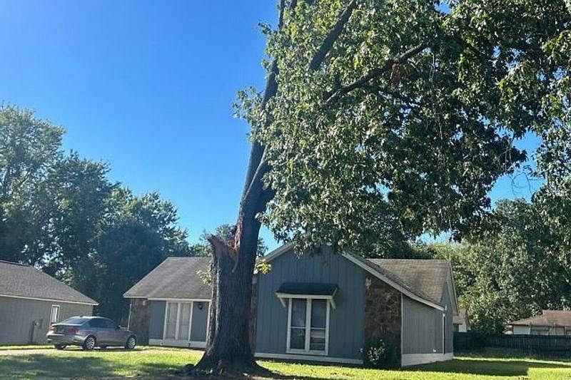 2nd image of 4931 Chevron Rd