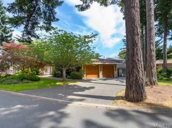 4405 Moonlight Ln, Saanich, BC V8N 6K7