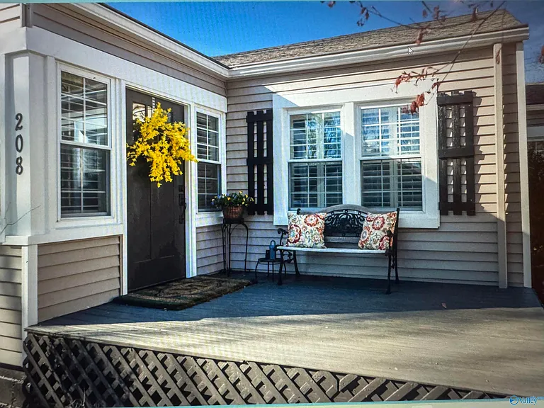 208 Surrey Rd SW — Photo 3