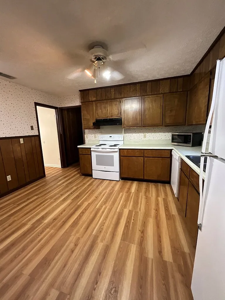 3 bed, 2.0 bath, 1685 sqft, $1,800 — Photo 4