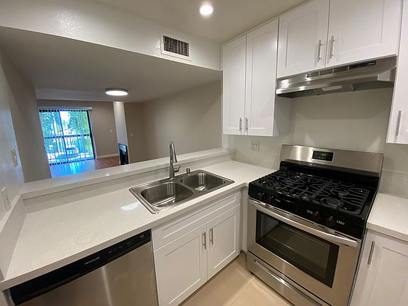 4th image of 615 W Milford St #211