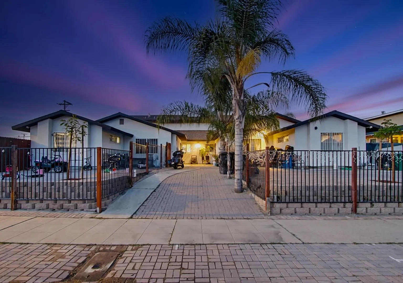 Large 3 Bedroom Home With Yard, Parking, Huge Bedrooms — Photo 1