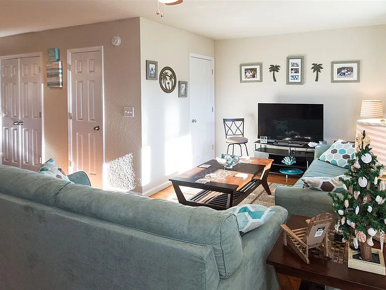 111 Eagle Dr — Photo 2