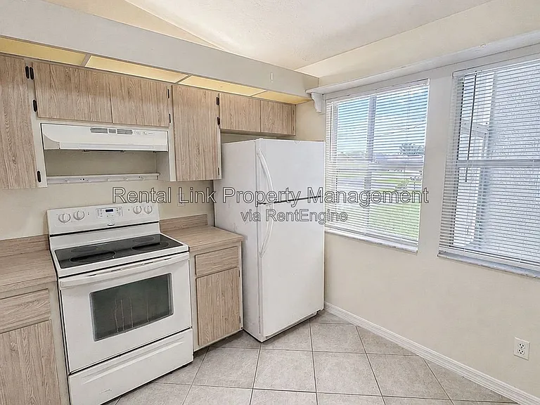 320 SW 3rd Pl #4 — Photo 7
