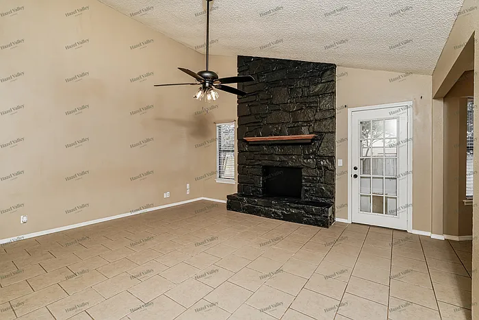 3 bed, 2.0 bath, 1329 sqft, $1,795 — Photo 4