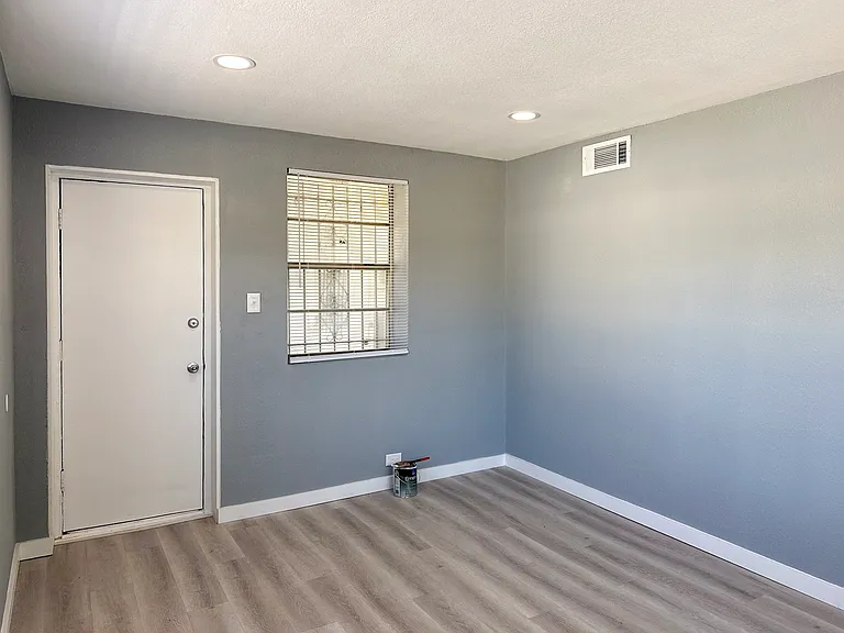 709 W Richmond Ave #1 — Photo 4