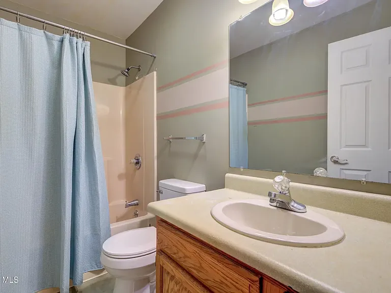 Full Bathroom 2