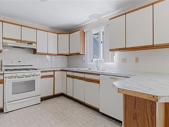 2nd image of 9 Tamarac Dr #D