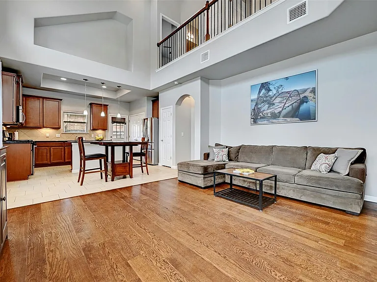 912 Sleepy Dell Ln — Photo 4