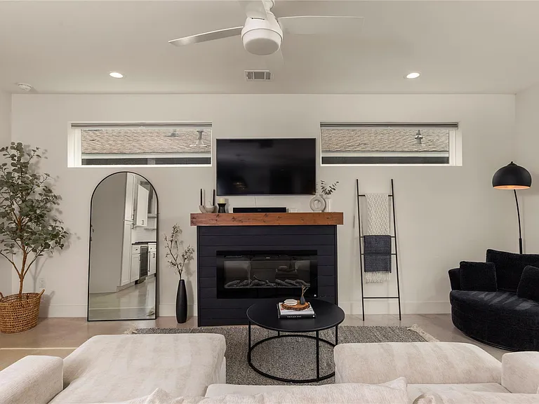 1129 Henninger St #B — Photo 8