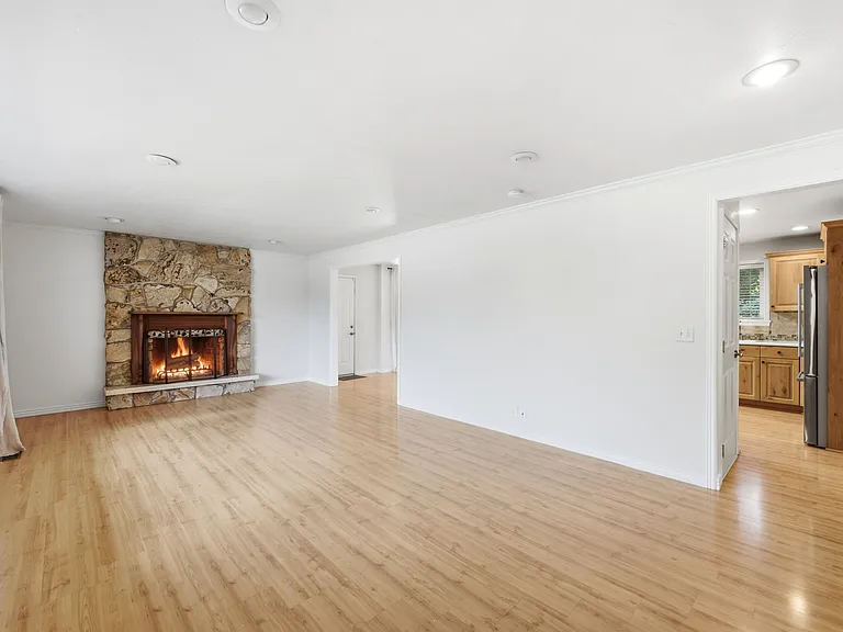 2480 Eastbourne Dr — Photo 2