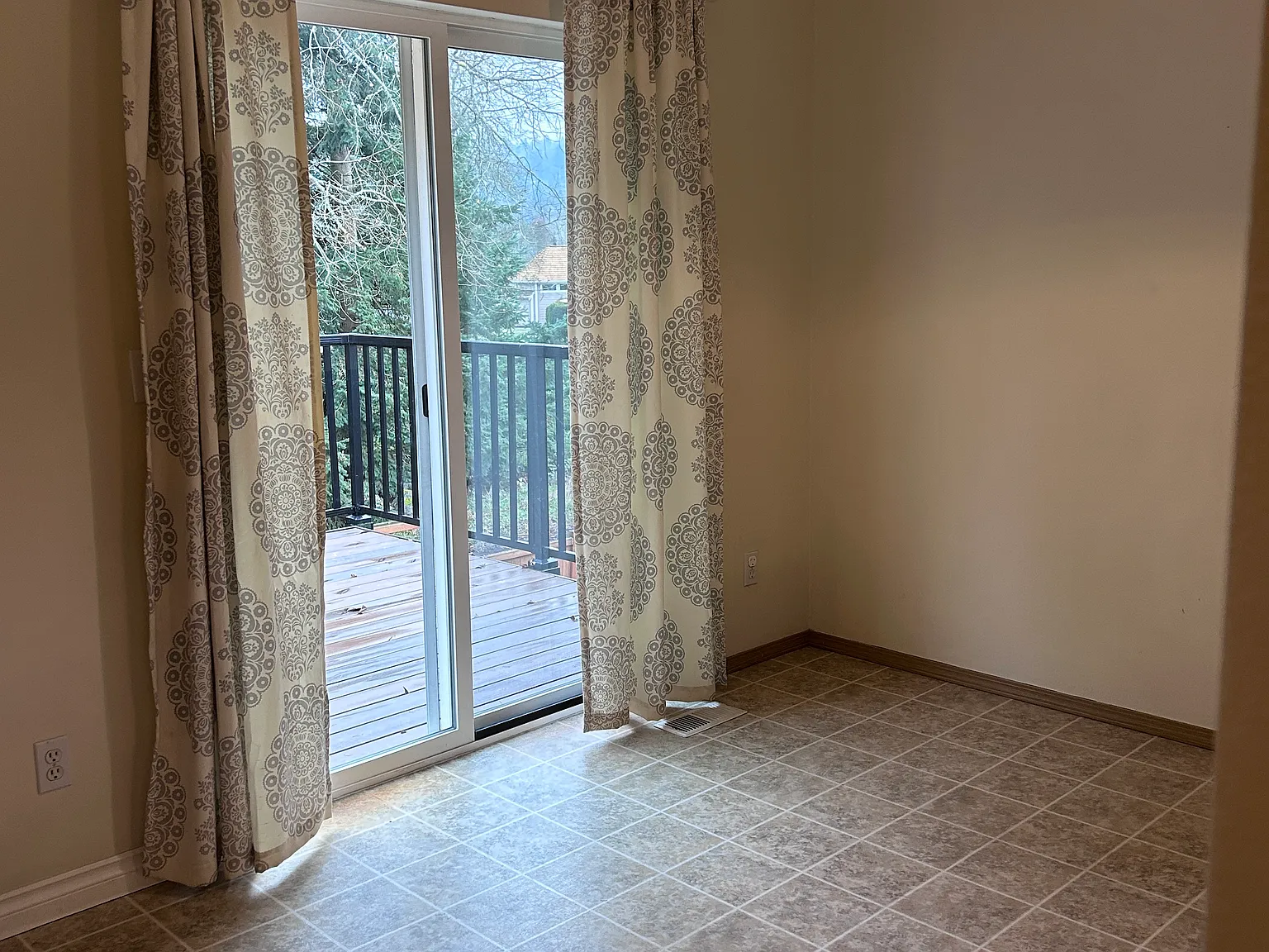 4 bed, 2369 sqft, $3,100 — Photo 3