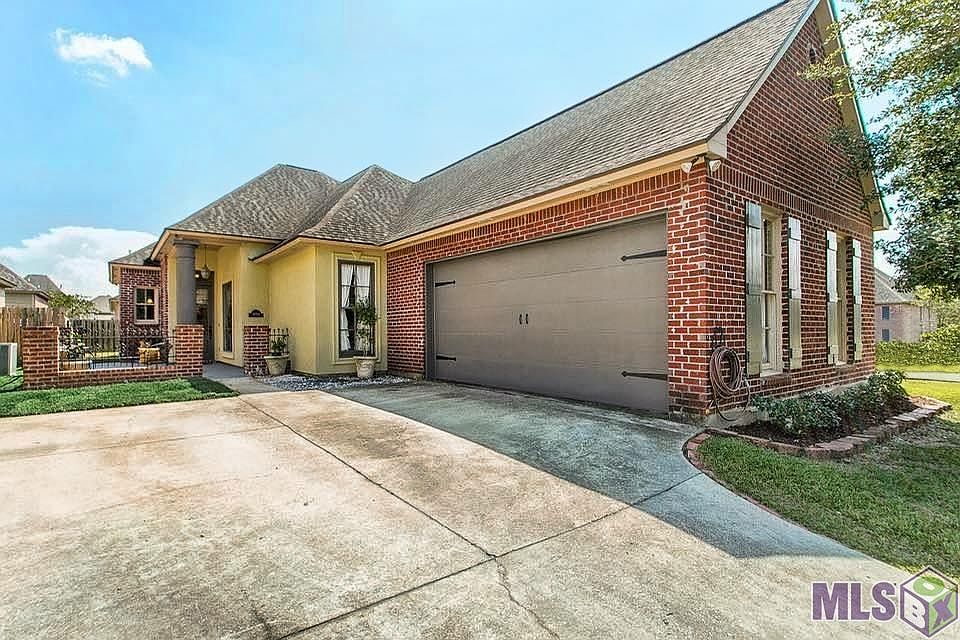 1st image of 36285 W Pine Grove Ct