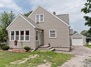 510 2nd St E, Newhall, IA 52315