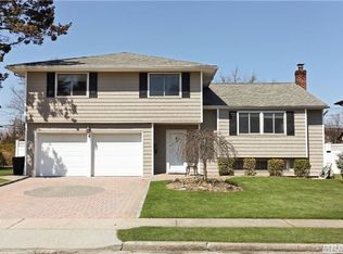 6 Acorn Ln, Plainview, NY 11803