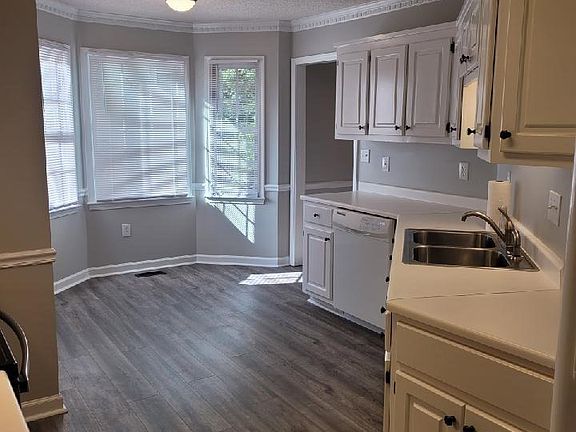 3rd image of 407 Lake Lennox Dr