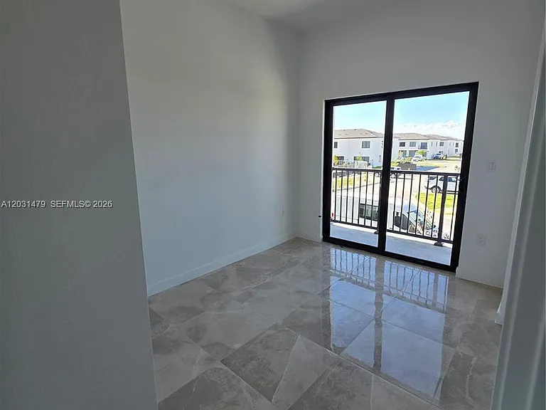 1305 NW 4th Ter #1305 — Photo 2