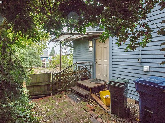 4th image of 987 Greenwood St