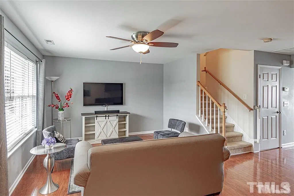 2 bed, 2.5 bath, 1354 sqft, $1,600 — Photo 2
