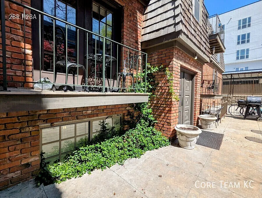 2 bedroom Garden Level with Charm! — Photo 2