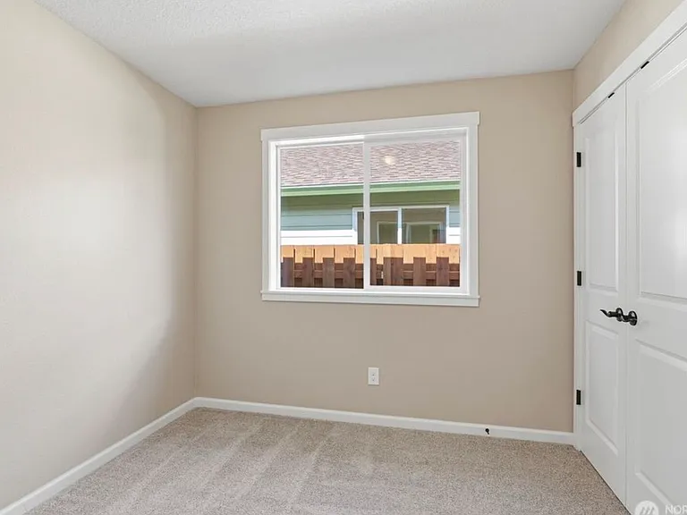 204 Douglas St — Photo 12