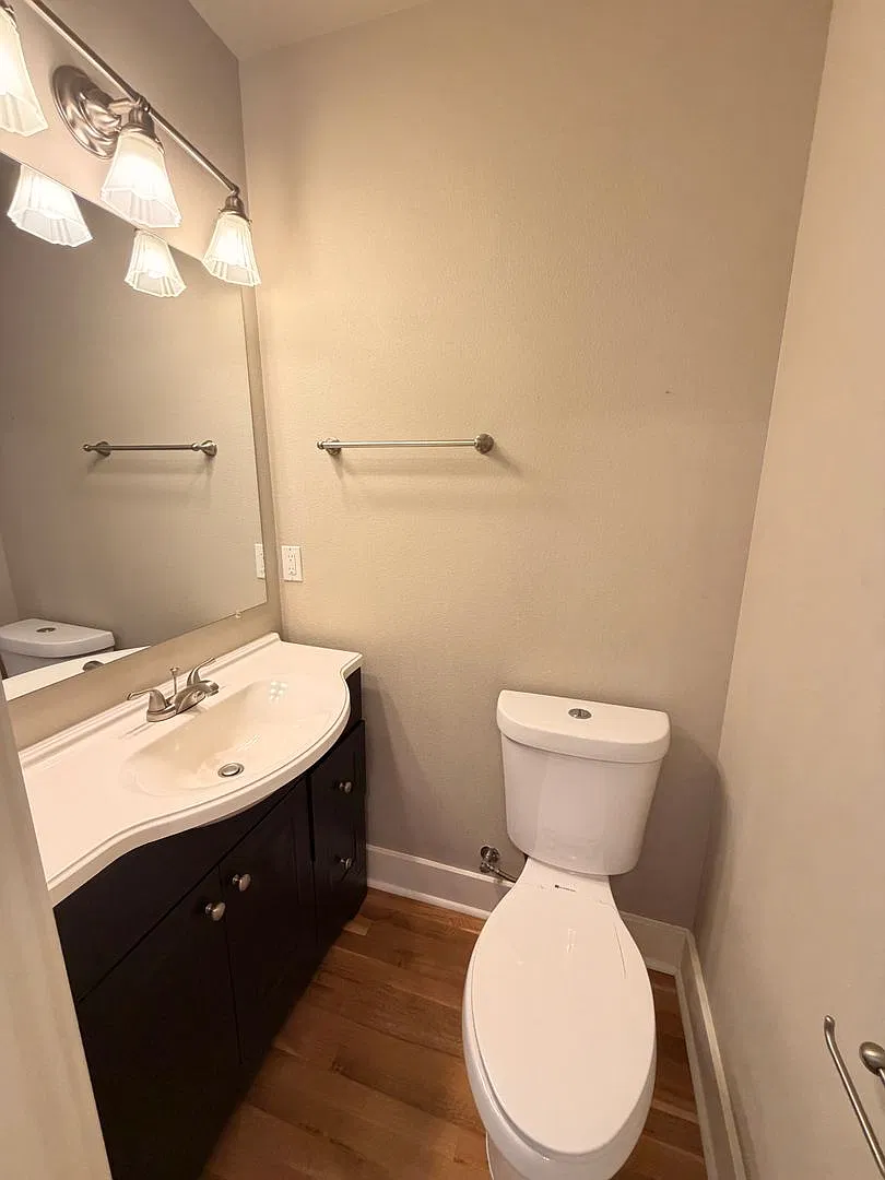 *1/2 Month Free* Spacious 4-Bed/3.5 Bathrooms Off Street Parking And Central Air! S. Portland — Photo 4