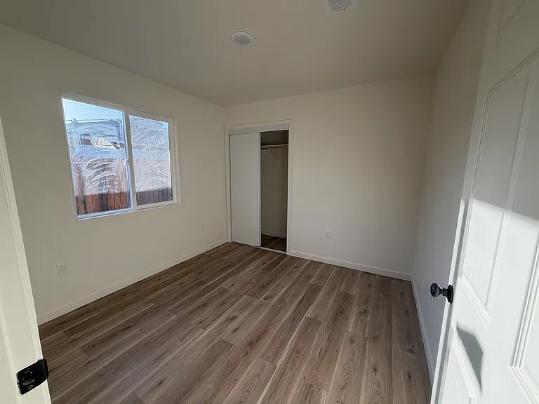 1405 E 9th St #1 — Photo 8