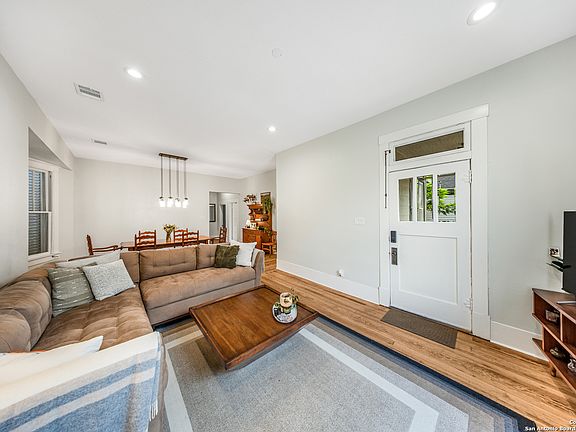 5th image of 509 W Mistletoe Ave