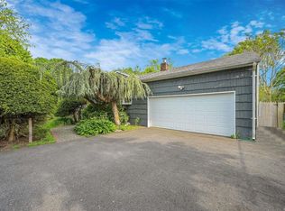 20 Pilgrim Rd, Brentwood, NY 11717