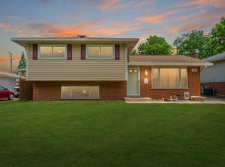 204 W Lake Park Dr, Addison, IL 60101