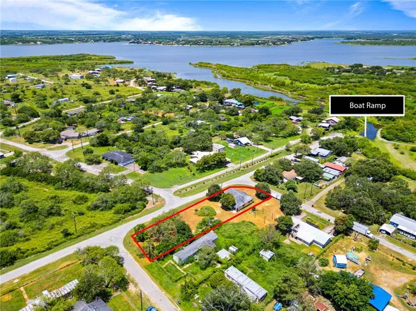 133 Lake St, Mathis, TX 78368