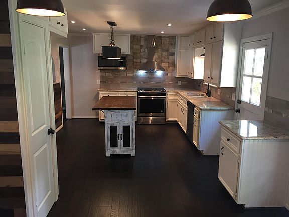 3rd image of 302 Baker Dr