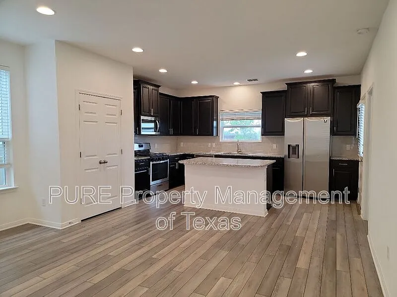 4 bed, 3.5 bath, 2512 sqft, $2,350 — Photo 3
