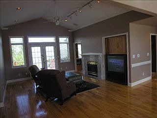4th image of 6303 Hillview Way
