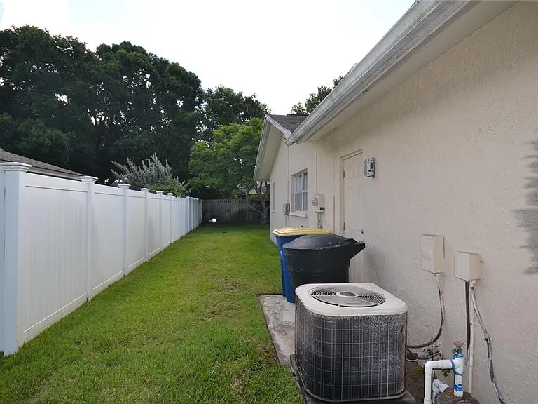 2357 White Oak Cir — Photo 33