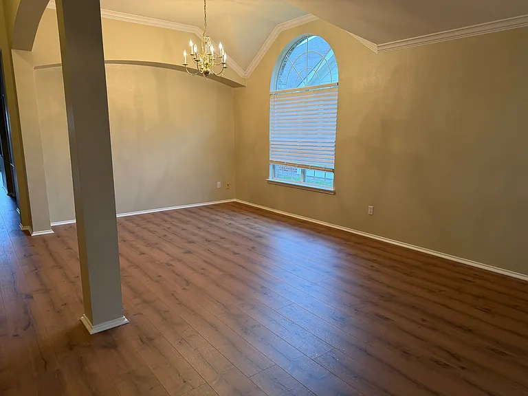 1630 Lagonda Ln — Photo 1