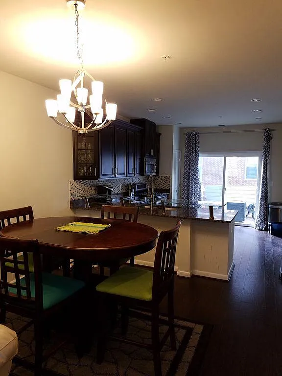 3 bed, 2.5 bath, 2200 sqft, $4,600 — Photo 4