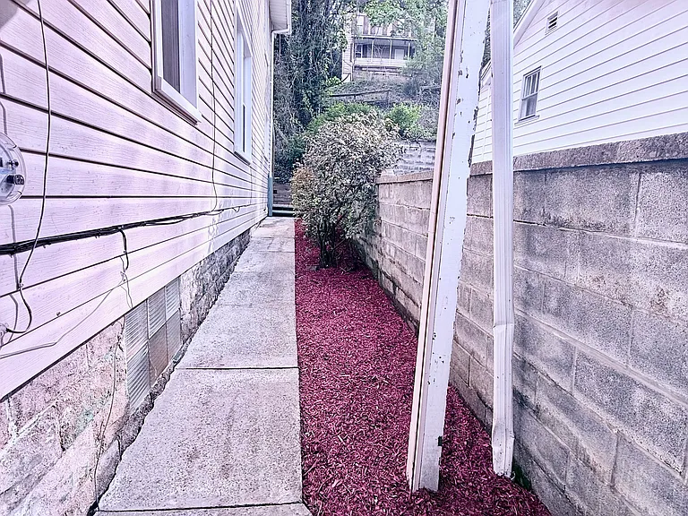 248 Derby St — Photo 3