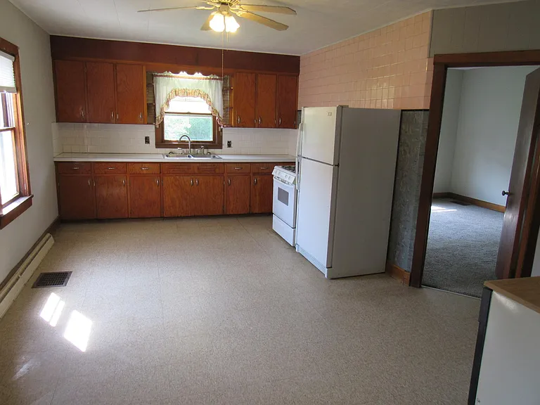 180 Columbine Ave — Photo 2