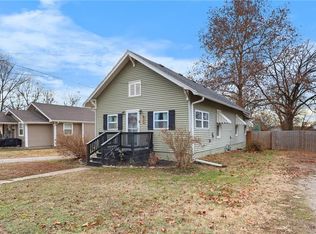 921 Pacific Ave, Osawatomie, KS 66064